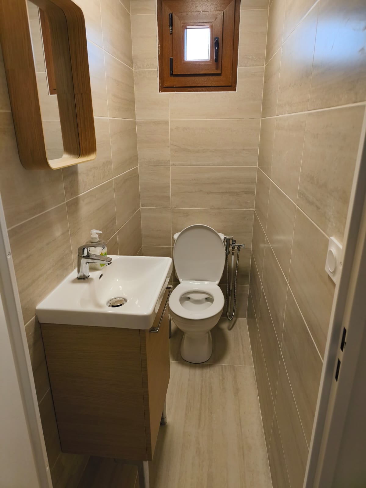 WC avec lave-mains et faïence réalisé par HL Plomberie